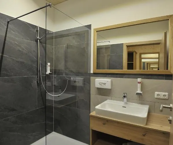 Dorfhotel Engl-grafinger Ξενοδοχείο *